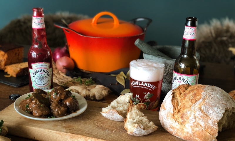 Lowlander Ketchup bij gehaktballetjes en een flesje bier ernaast